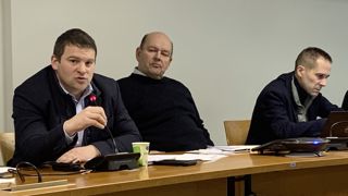 "Nous ne sommes pas des numéros mais des producteurs", lance au micro, Yohann Barbe, président de la FNPL au sujet de "la création d'un collectif" regroupant les éleveurs "lâchés par Lactalis" (A sa gauche, Ludovic Blin, premier vice-président) "Nous ne sommes pas des numéros mais des producteurs", lance au micro, Yohann Barbe, président de la FNPL au sujet de "la création d'un collectif" regroupant les éleveurs "lâchés par Lactalis" (A sa gauche, Ludovic Blin, premier vice-président)